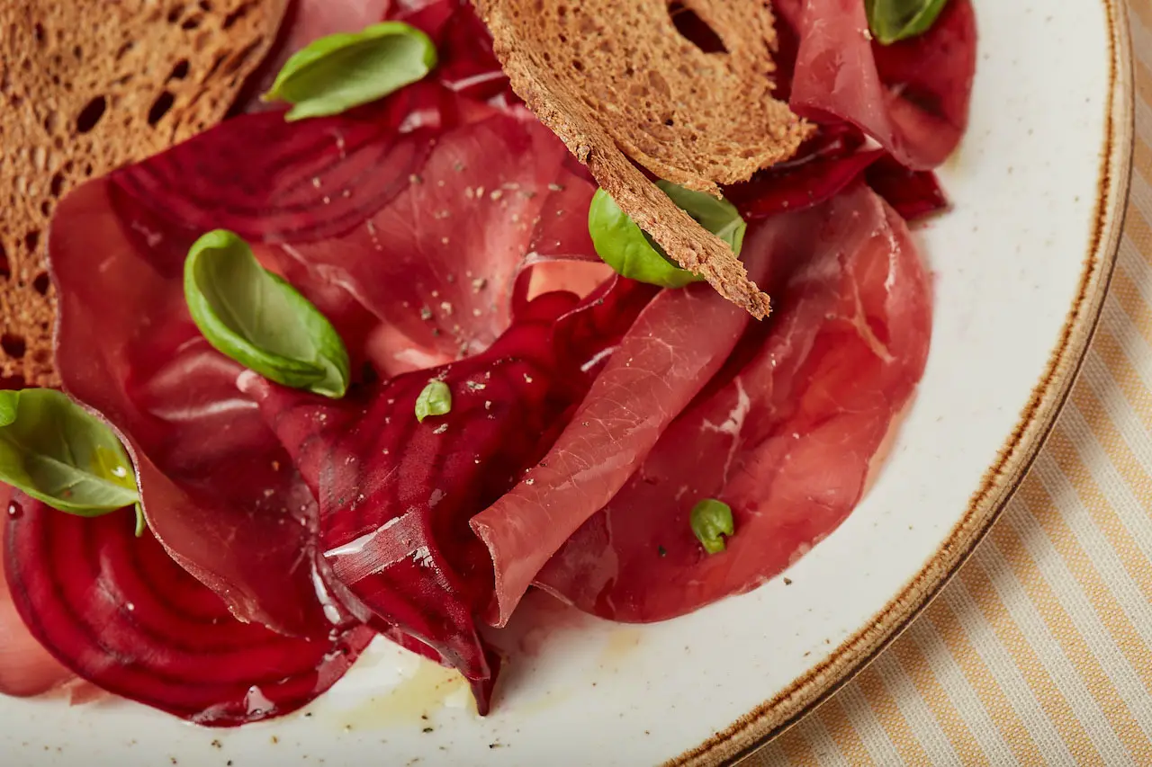 Ecco le controindicazioni della bresaola che nessuno dice: LISTA