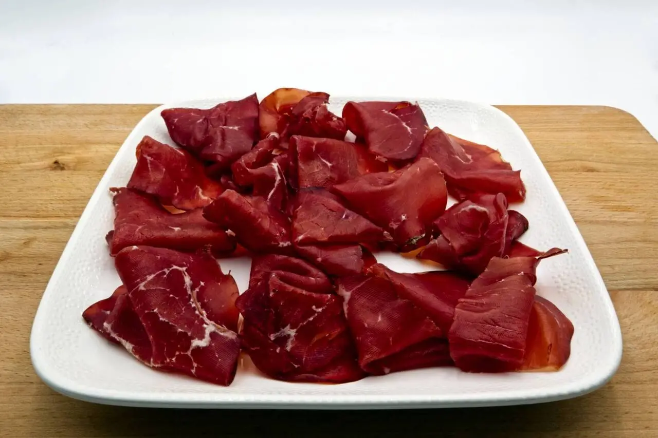 Con quale animale viene prodotta la bresaola? “Da non credere”