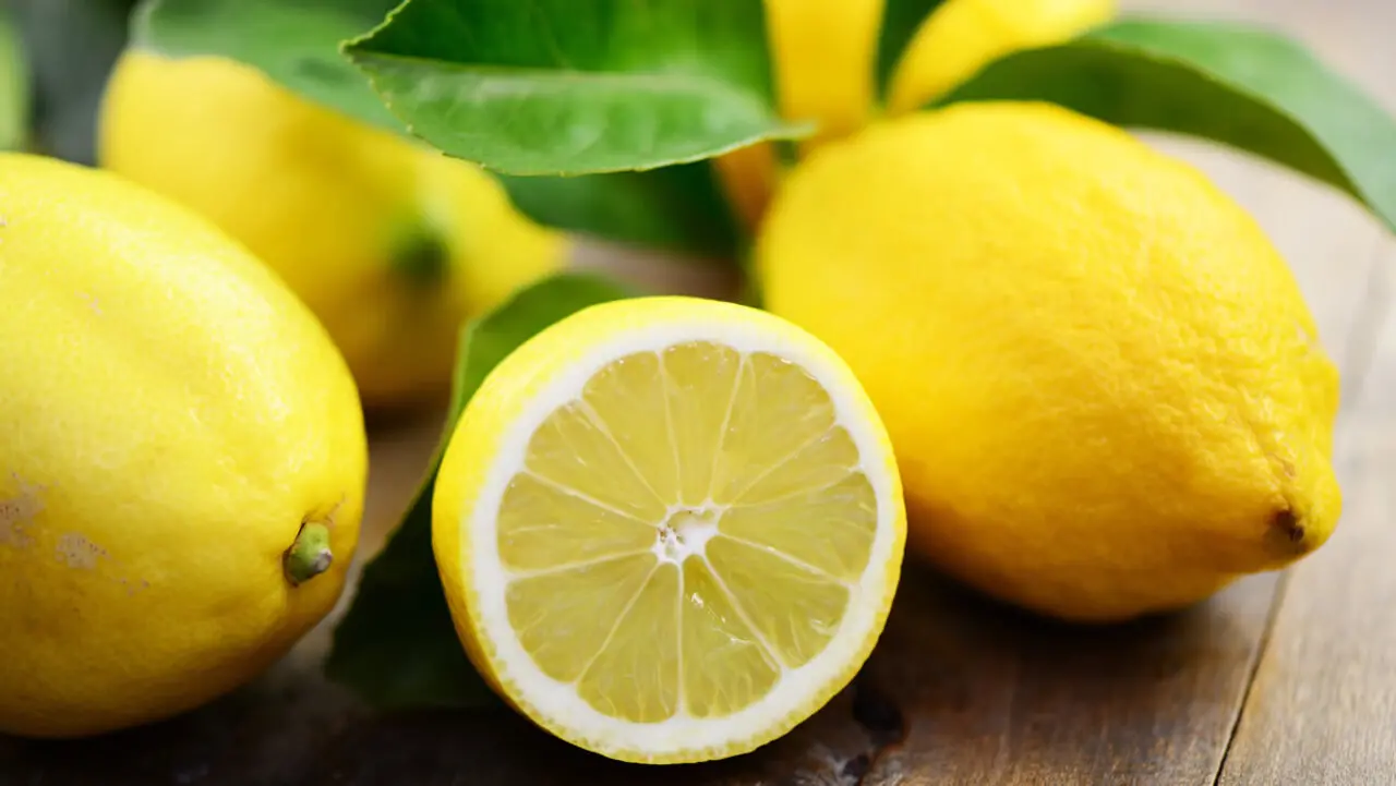 Mangiare un limone al giorno: cosa accade al nostro organismo?